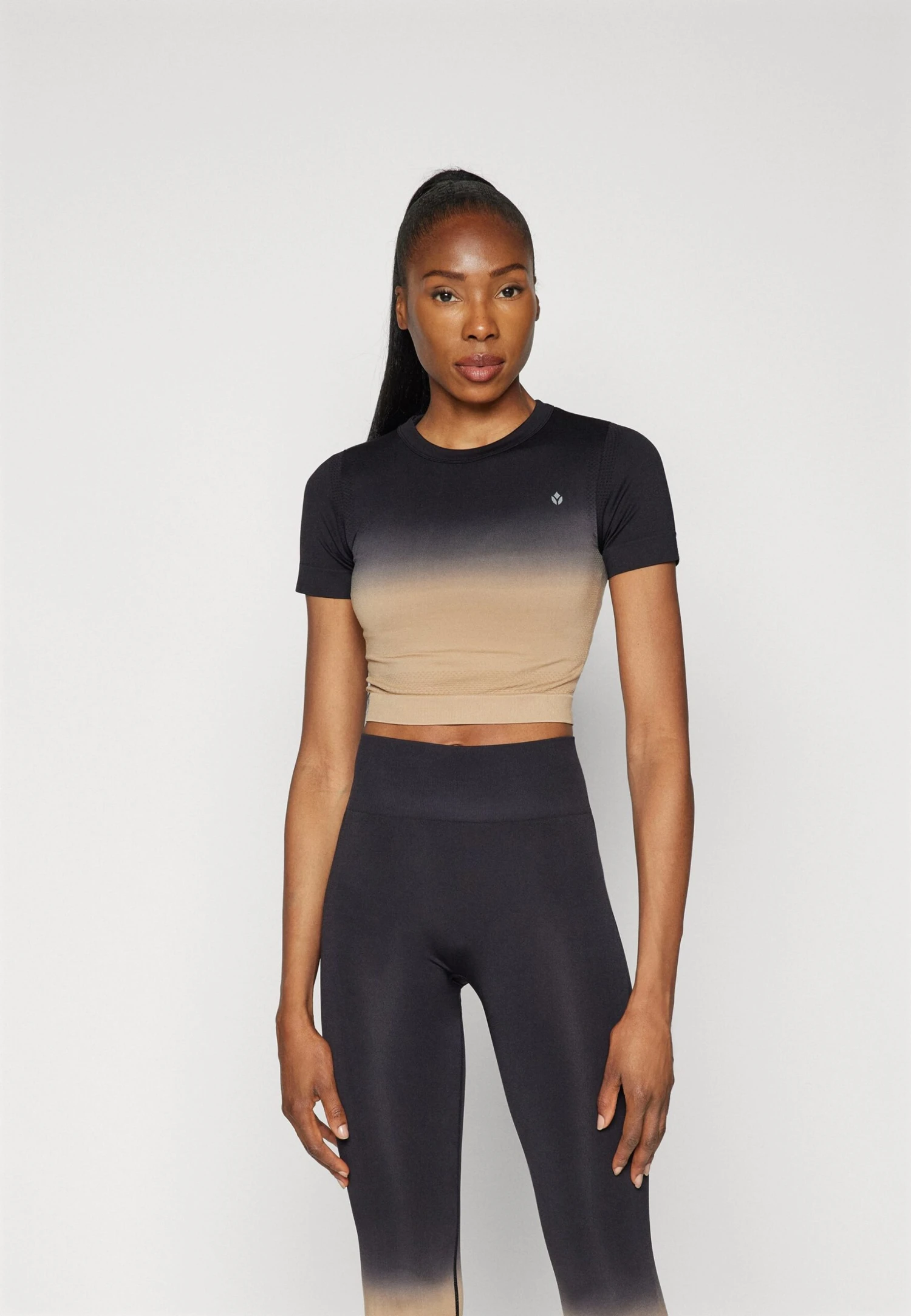 SEAMLESS PRINTED T-SHIRT - T-shirt Print - Light Brown/black 1 SEAMLESS PRINTED T-SHIRT - T-shirt Print - Light Brown/black