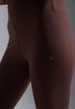 ESSENTIAL FULL LENGTH HIGH RISE LEGGINGS - Tights - Dark Brown 13 ESSENTIAL FULL LENGTH HIGH RISE LEGGINGS - Tights - Dark Brown -Even and Odd Verkoopwinkel 38cf719e882344bc8611a423af33bee9