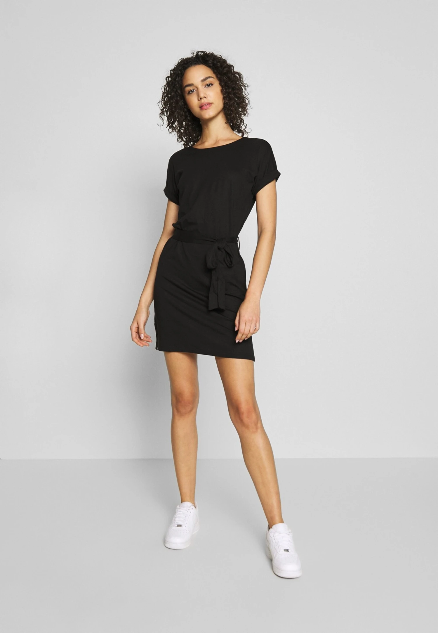 Even&Odd Basic Short Sleeves Mini Belted Dress - Jerseyjurk - Black/Black 2 Even&Odd Basic Short Sleeves Mini Belted Dress - Jerseyjurk - Black/Black - Afbeelding 2
