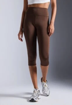 ESSENTIAL QUICK DRY CAPRI HIGH RISE LEGGINGS - Tights - Brown