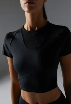 CROPPED SPORTS T SHIRT - T-shirt Basic - Black 10 CROPPED SPORTS T SHIRT - T-shirt Basic - Black -Even and Odd Verkoopwinkel d0dad682c9e746219e308d918704f324