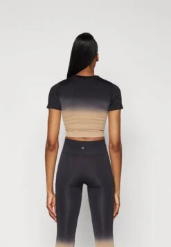 SEAMLESS PRINTED T-SHIRT - T-shirt Print - Light Brown/black 8 SEAMLESS PRINTED T-SHIRT - T-shirt Print - Light Brown/black -Even and Odd Verkoopwinkel d5ae83b5255d4a748983b85891d81938